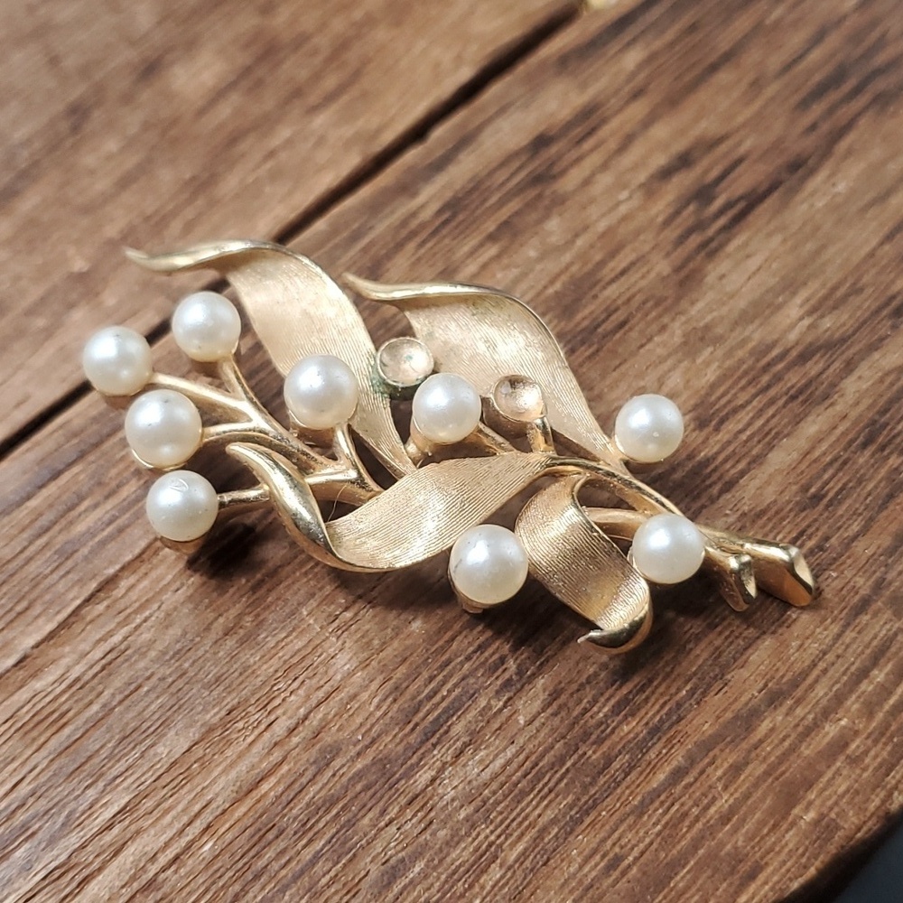 B818 vintage crown trifari missing two pearls brooch easy‎ fix collectible